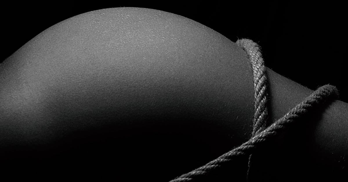 découvrez l'univers du soft bondage : des pratiques sensuelles et sécurisées pour explorer la complicité et la confiance dans la relation de couple. conseils, idées et accessoires adaptés aux débutants.