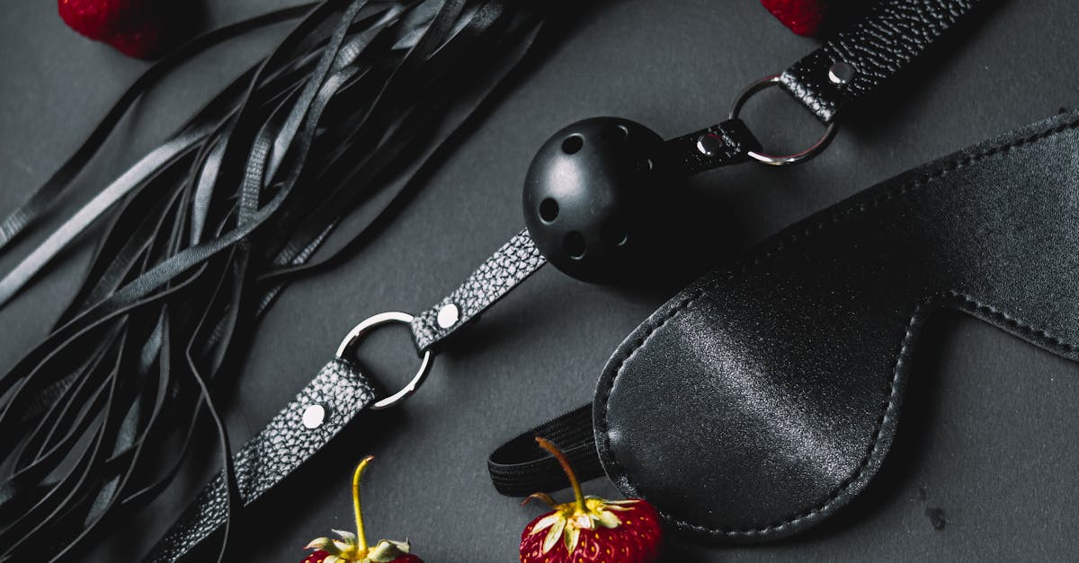 découvrez le bdsm : pratiques, consentement et conseils pour explorer en toute sécurité cet univers érotique fait de jeux de domination, soumission et plaisir partagé.