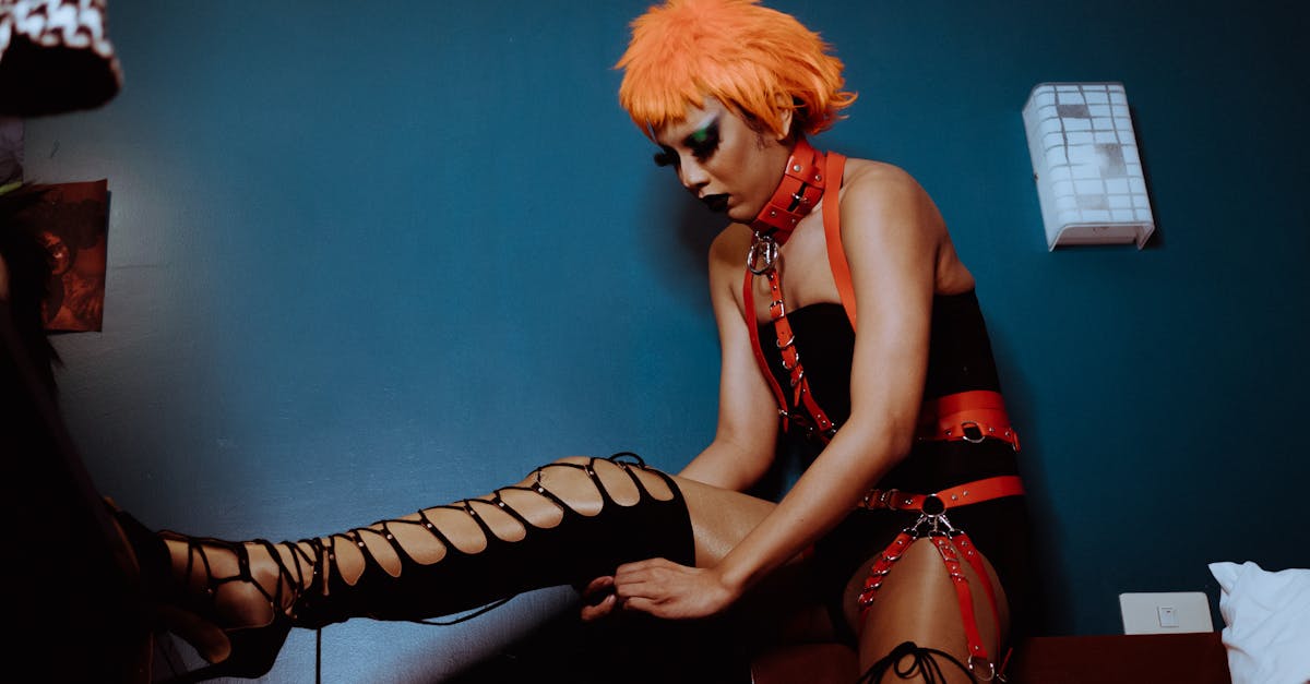 découvrez nos kits bdsm pour débutants : tout le nécessaire pour explorer en toute sécurité le plaisir et les jeux de soumission. parfaits pour couples novices, ces coffrets allient douceur, qualité et discrétion.
