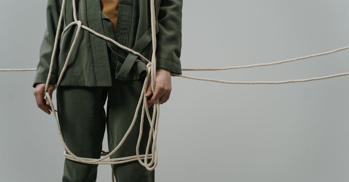découvrez le bondage, une pratique érotique basée sur le jeu avec les liens et la restriction, explorant la confiance et la communication au sein du couple. conseils, sécurité et pratiques pour s’initier en toute sérénité.