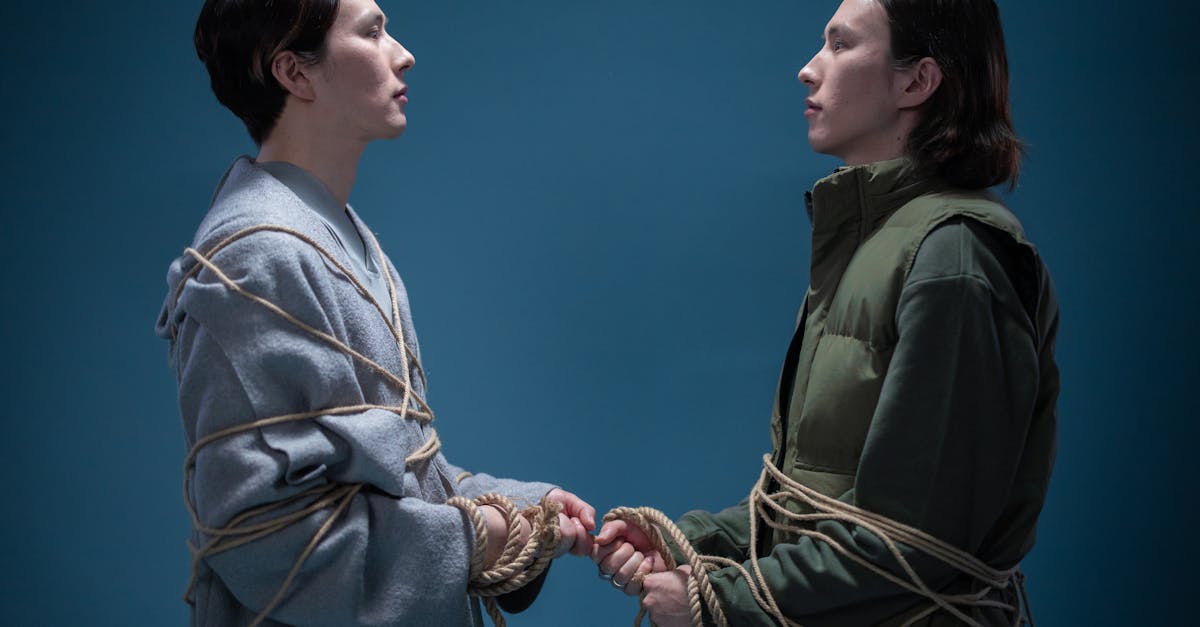 découvrez tout sur le bondage : pratiques, conseils de sécurité et astuces pour explorer cette forme d’expression érotique dans le respect et la confiance mutuelle.