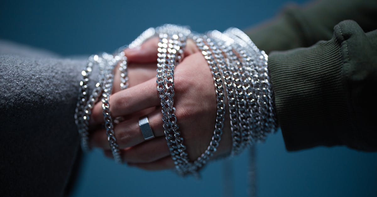 découvrez l'univers du bondage : techniques, conseils de sécurité et astuces pour explorer cette pratique intime dans le respect et la confiance mutuelle.