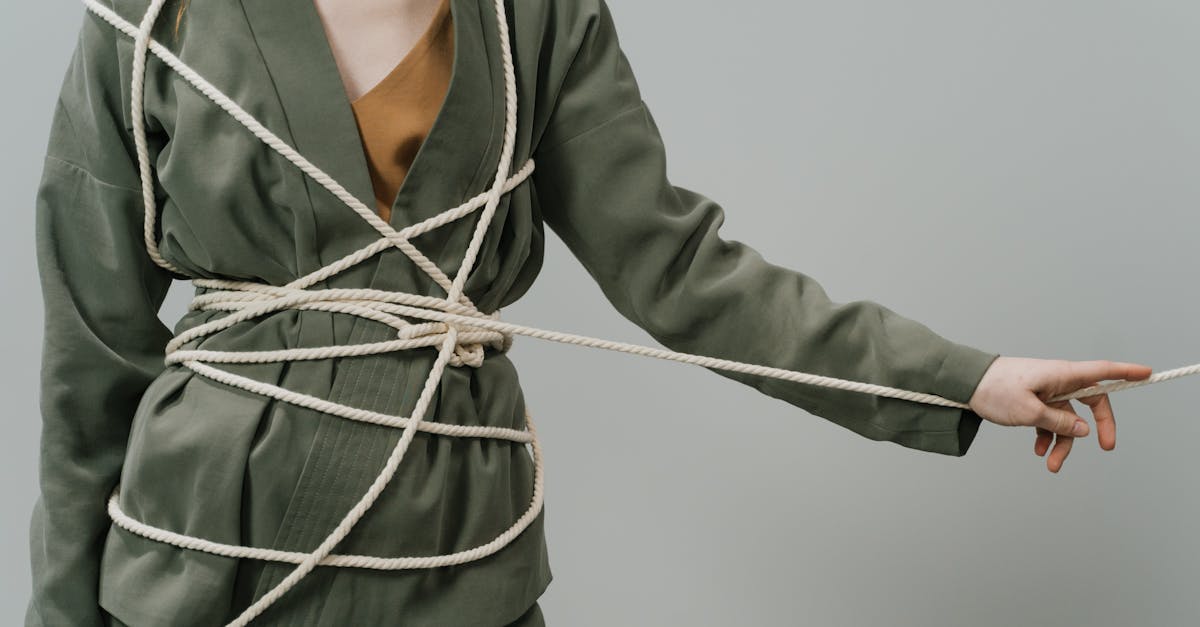 découvrez le bondage, une pratique sensuelle et artistique qui explore l’érotisme, la confiance et le plaisir à travers l’attache et l’immobilisation consensuelles des partenaires.