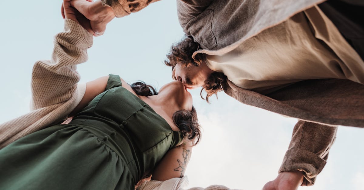 découvrez comment renforcer l’intimité au sein de votre couple grâce à des conseils pratiques et des idées pour améliorer la communication, la confiance et la connexion émotionnelle.