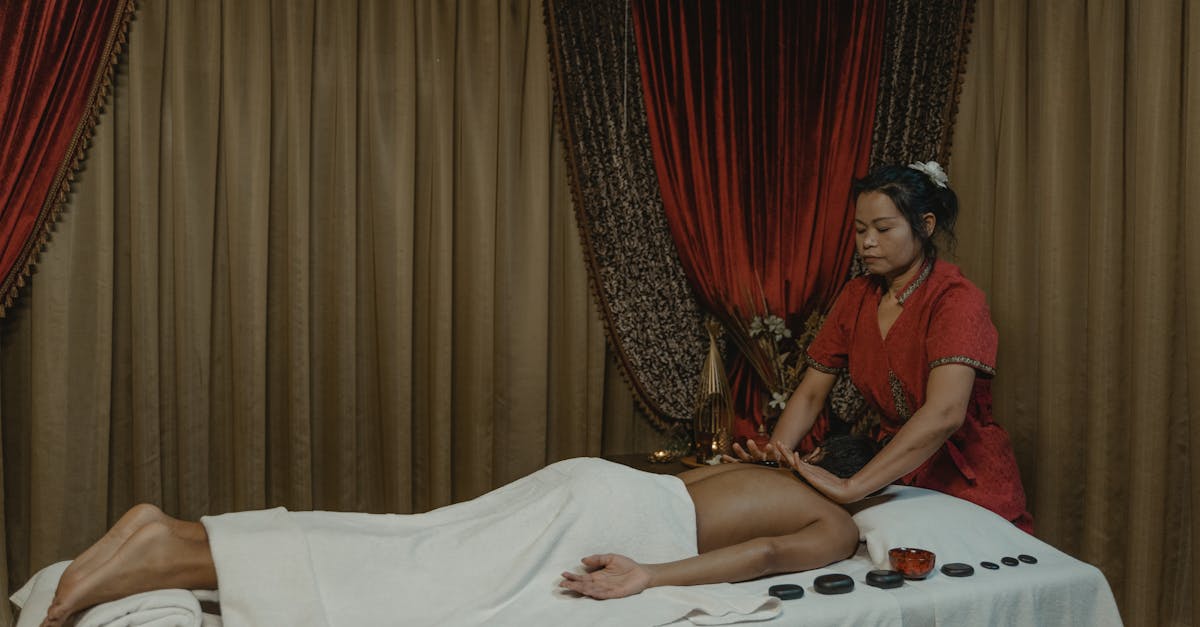 découvrez les bienfaits du massage à l'huile comestible : une expérience sensorielle unique pour hydrater votre peau et éveiller vos sens en douceur. parfait pour des moments de détente et de bien-être à deux.