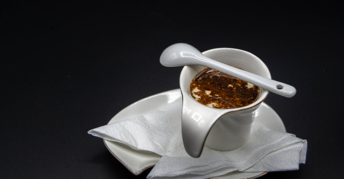 découvrez les bienfaits du massage à l'huile comestible pour une expérience relaxante et sensorielle, tout en hydratant votre peau en douceur. idéal pour un moment de détente et de connexion.