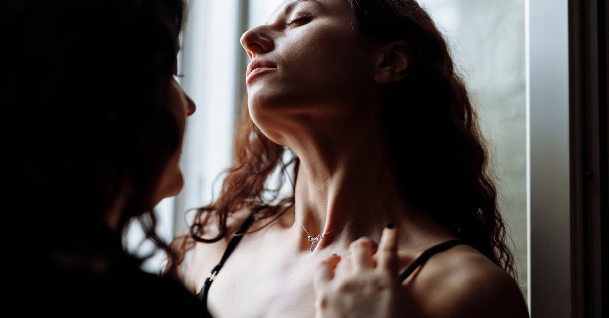 découvrez l'art du roleplay érotique : conseils, idées et techniques pour pimenter votre vie intime avec des jeux de rôles sensuels et une communication complice.