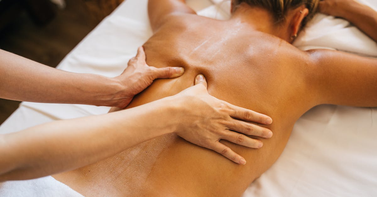 découvrez notre sélection d'huiles de massage gourmet, aux parfums envoûtants et textures luxueuses, pour des moments de détente et de sensualité incomparables.