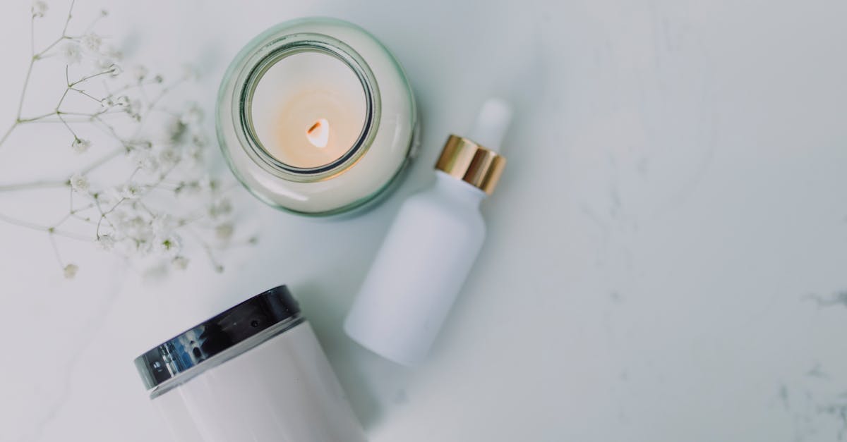 découvrez la bougie de massage, une bougie parfumée qui fond en une huile tiède, idéale pour des massages relaxants. offrez-vous un moment de détente et de bien-être grâce à ses ingrédients naturels et ses senteurs envoûtantes.