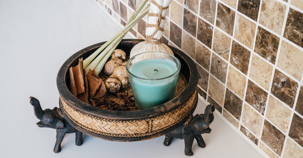découvrez la bougie de massage, alliant bien-être et sensualité. sa cire fond en une huile tiède idéale pour masser la peau, offrant détente et hydratation. parfaite pour des moments de relaxation à deux ou en solo.