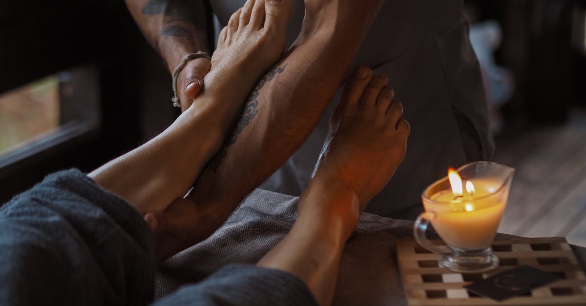 découvrez la bougie de massage : une alliance unique entre relaxation, chaleur et soins de la peau. allumez, faites fondre, puis profitez d’un massage sensoriel avec sa cire nourrissante et parfumée. idéale pour des moments de bien-être à la maison.