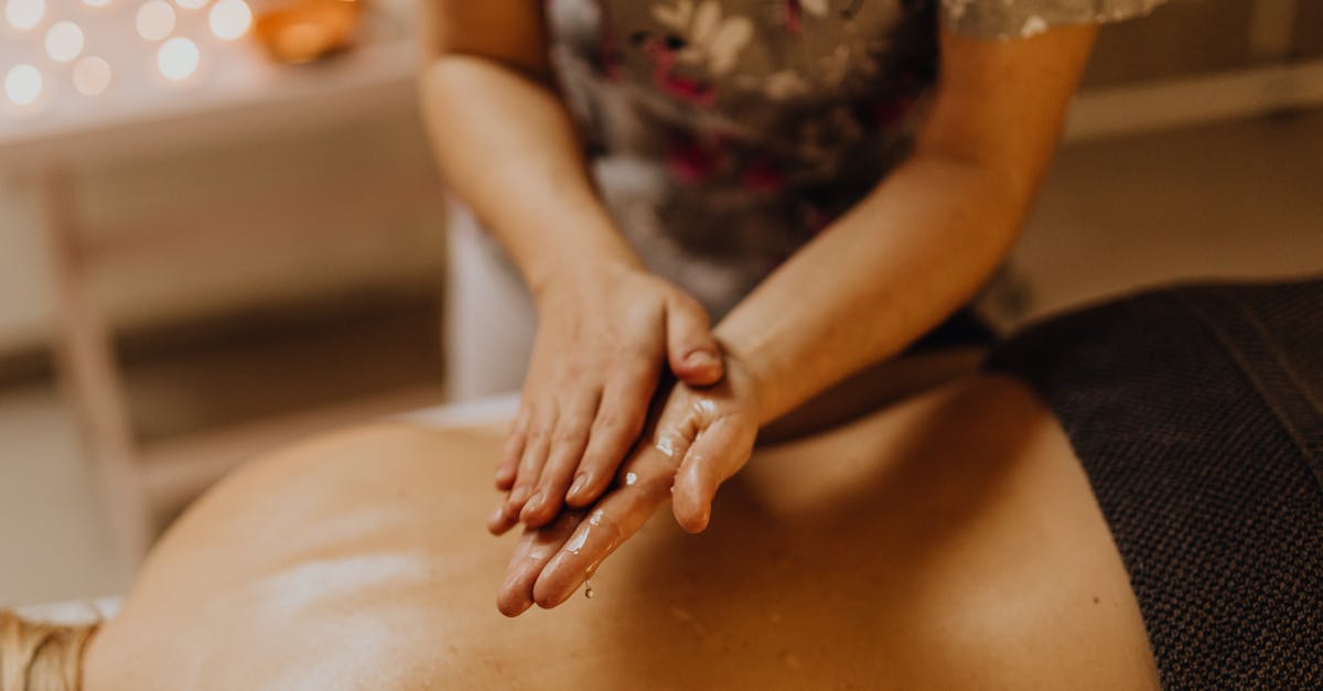 découvrez notre huile de massage naturelle, parfaite pour détendre les muscles et apaiser l’esprit. profitez d’une expérience sensorielle unique et d’une peau douce, hydratée en profondeur.