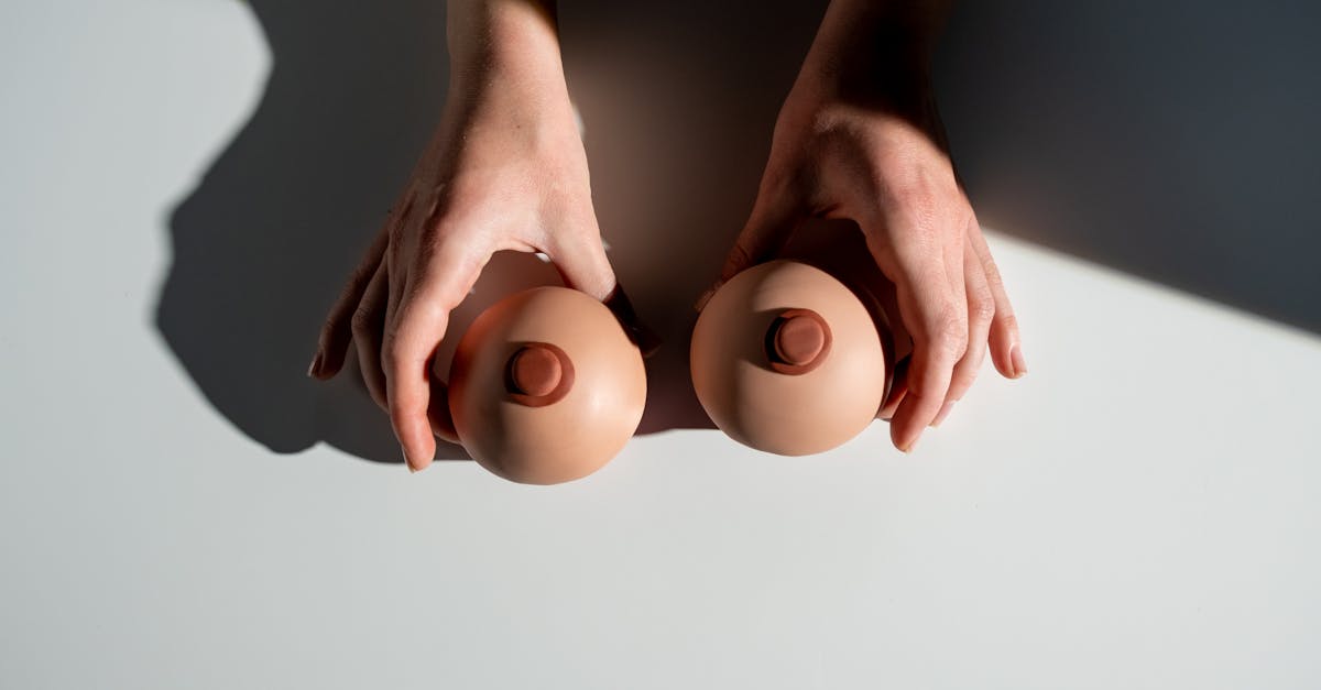 découvrez les pinces pour tétons, des accessoires de plaisir conçus pour intensifier les sensations et explorer de nouvelles expériences sensorielles lors de vos moments intimes. idéal pour les amateurs de jeux érotiques.