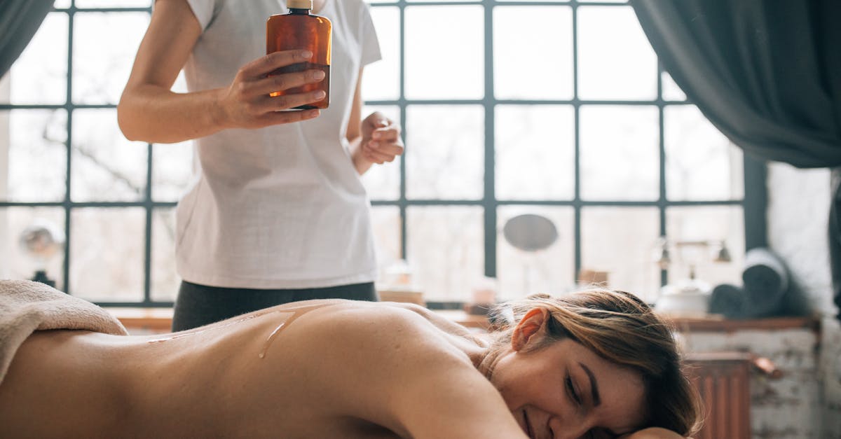 découvrez notre huile de massage sensuelle, idéale pour des moments de détente et de complicité. sa texture soyeuse et ses arômes délicats subliment chaque massage pour une expérience sensorielle inoubliable.