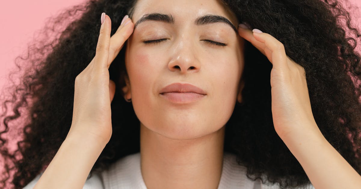 découvrez notre huile de massage sensuelle, idéale pour des moments de détente et de complicité. sa texture soyeuse et ses arômes envoûtants subliment chaque massage pour une expérience sensorielle unique.
