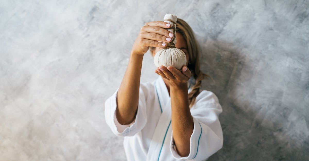 découvrez nos bougies de massage véganes, concoctées à partir d'ingrédients naturels pour une expérience sensorielle relaxante et respectueuse de l'environnement. idéal pour les soins du corps et le bien-être à domicile.